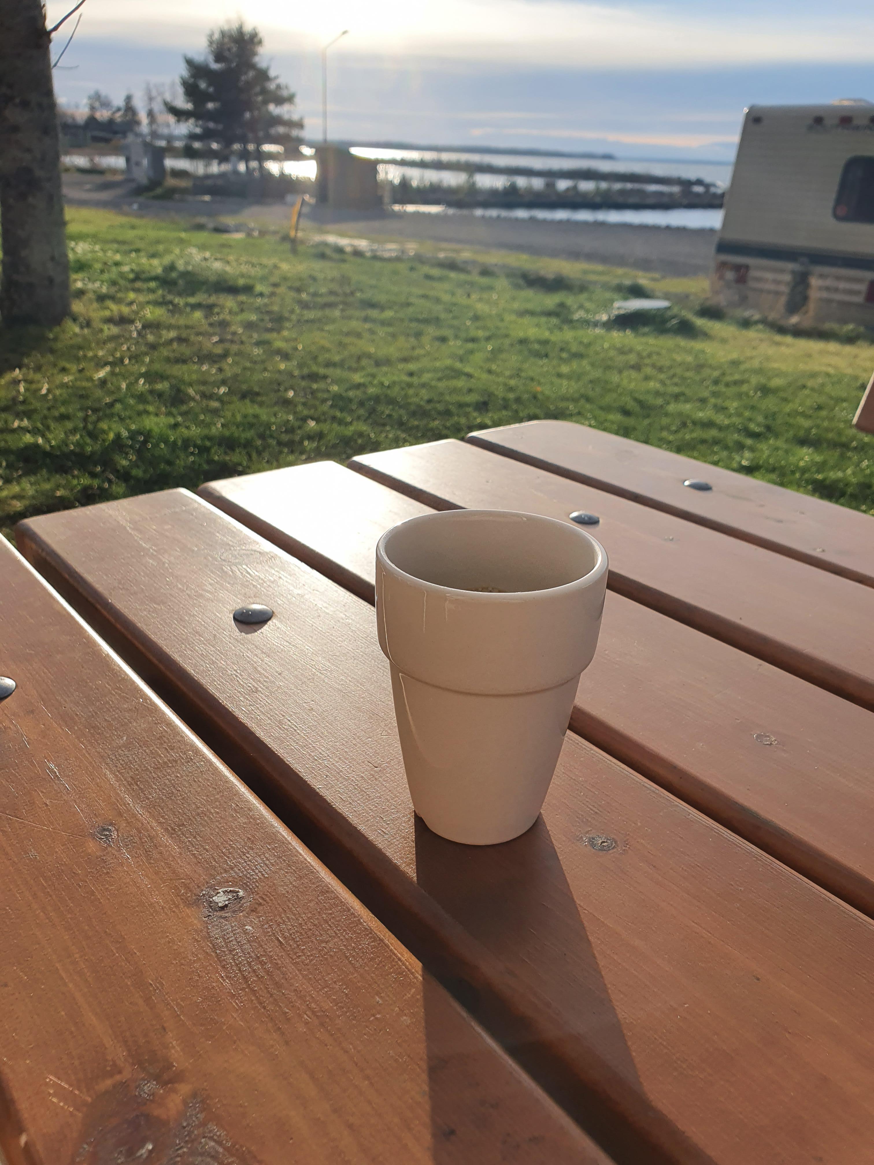 Härligt att kunna njuta av en god kopp kaffe och titta ut över Vänern en solig höstdag.