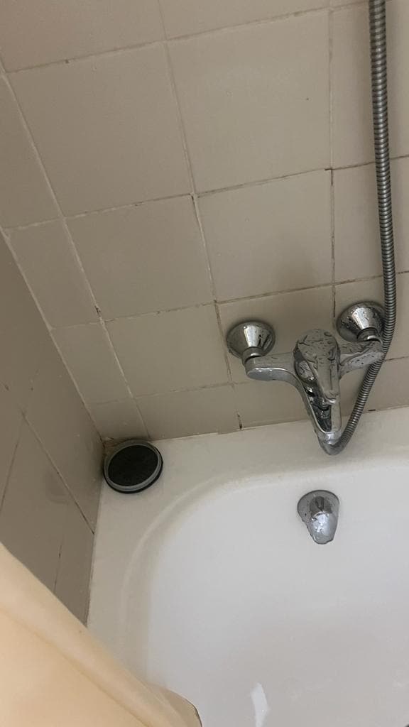 La base por donde debe salir el agua
