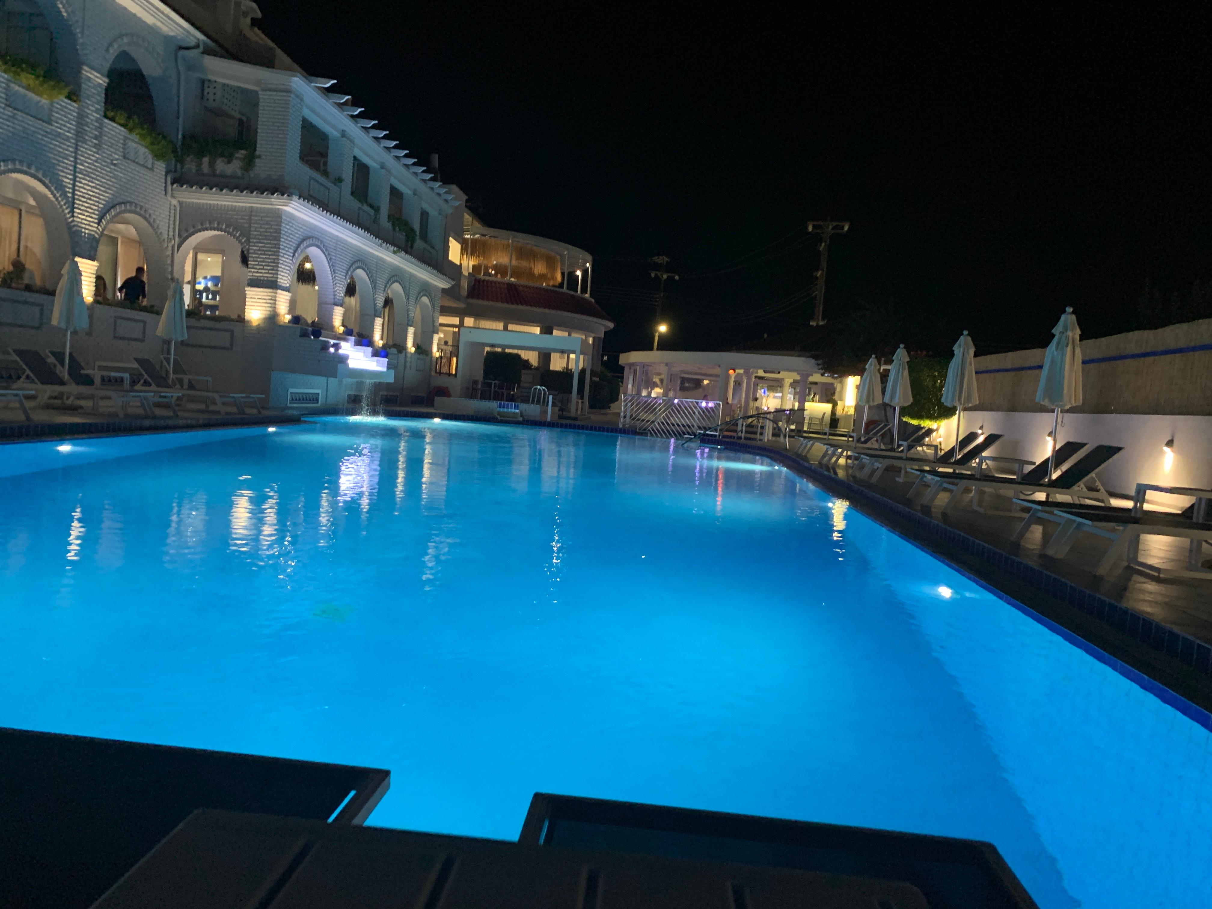 Piscine de l’hôtel de nuit 