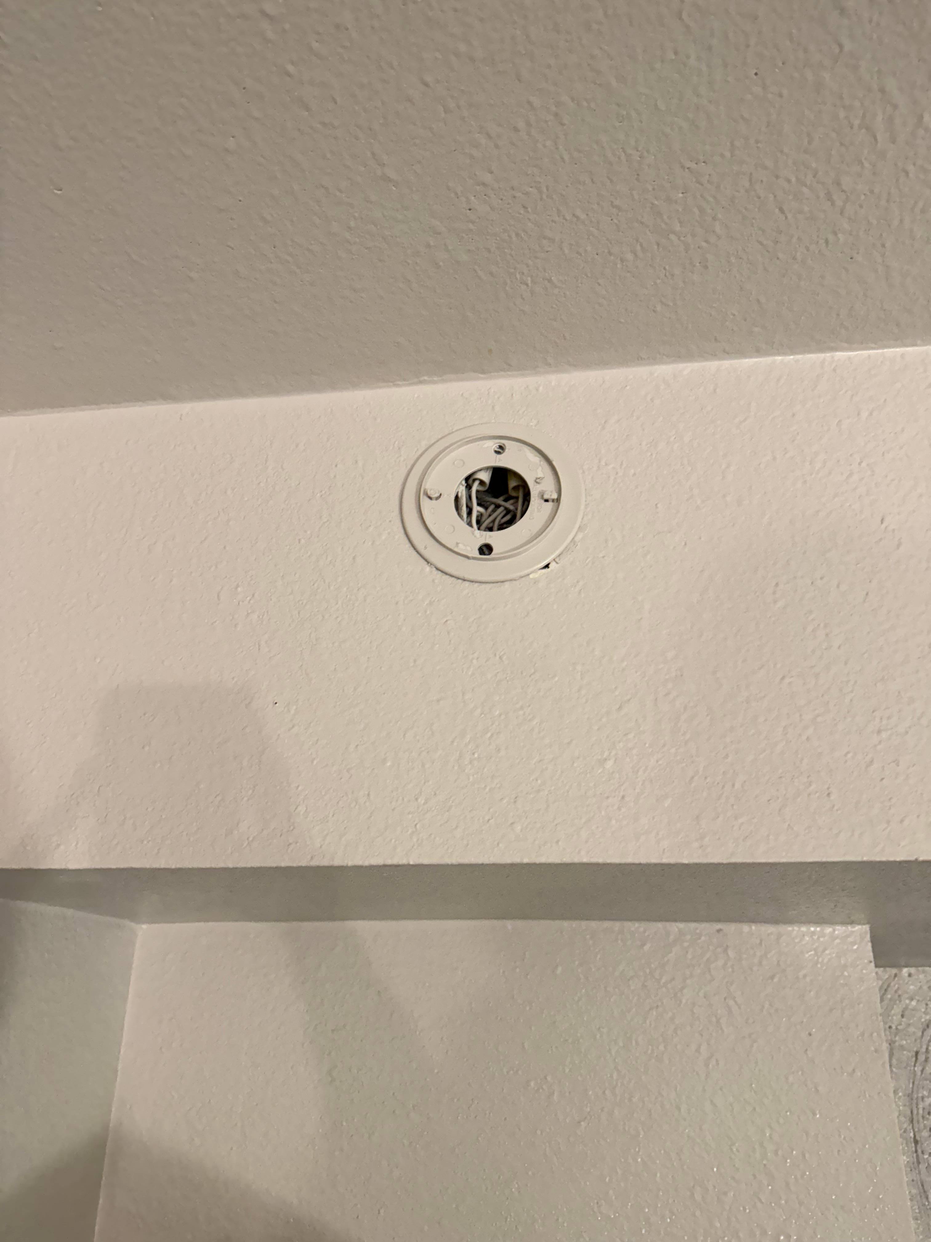 No smoke alarm in room