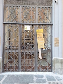 Porte entrée 1er "hôtel"- pas d'eau chaude et fenêtre qui ne fermait pas.
Mais au moins yavait un accueil et un interlocuteur.
On nous a change
