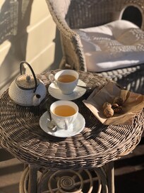 Blends of loose leaf tea and snacks on offer (complimentary).