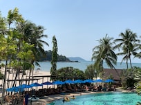 Uitzicht vanaf het zwembad naar het strand