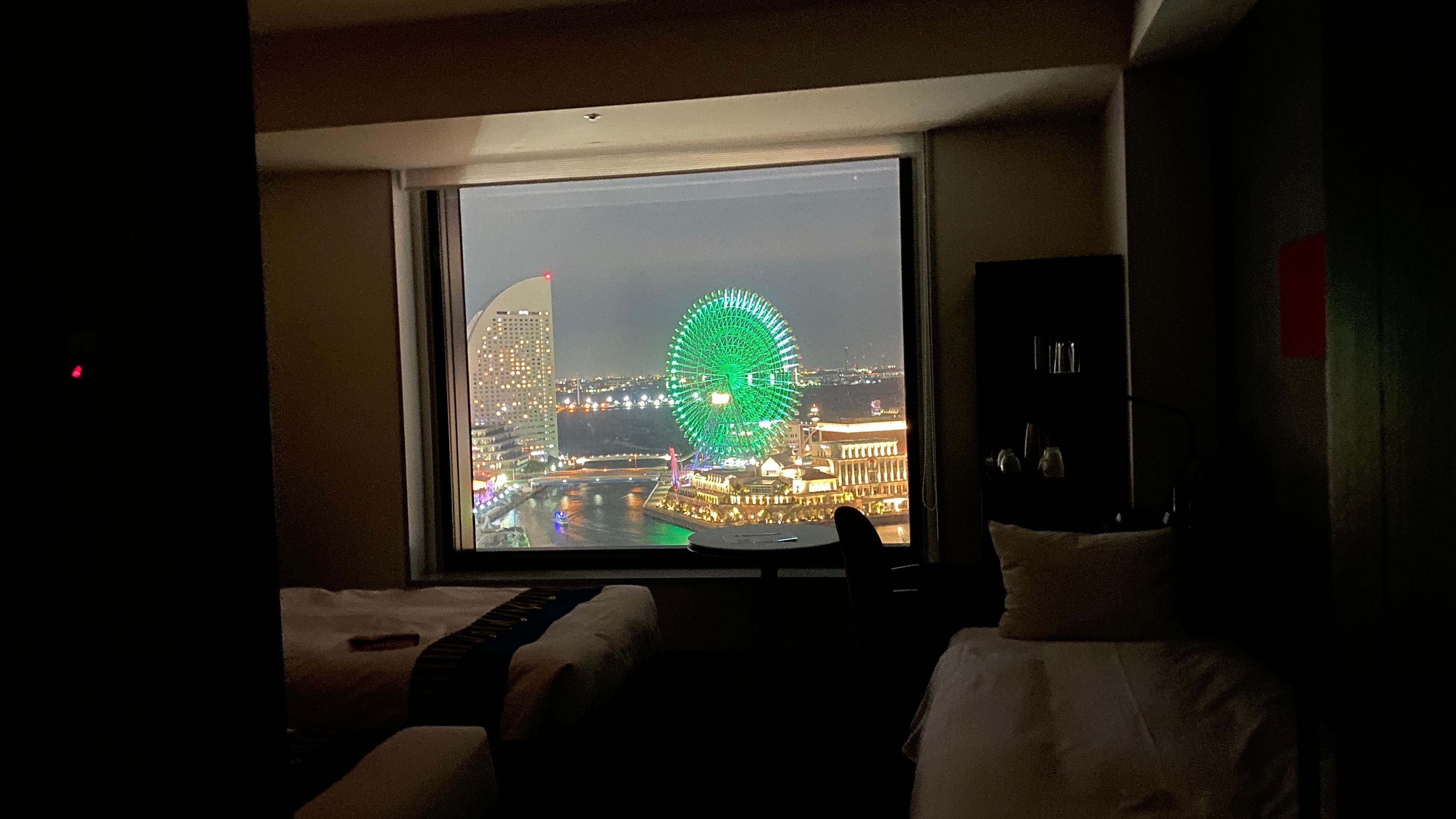 みなとみらいの夜景が出迎えてくれました。