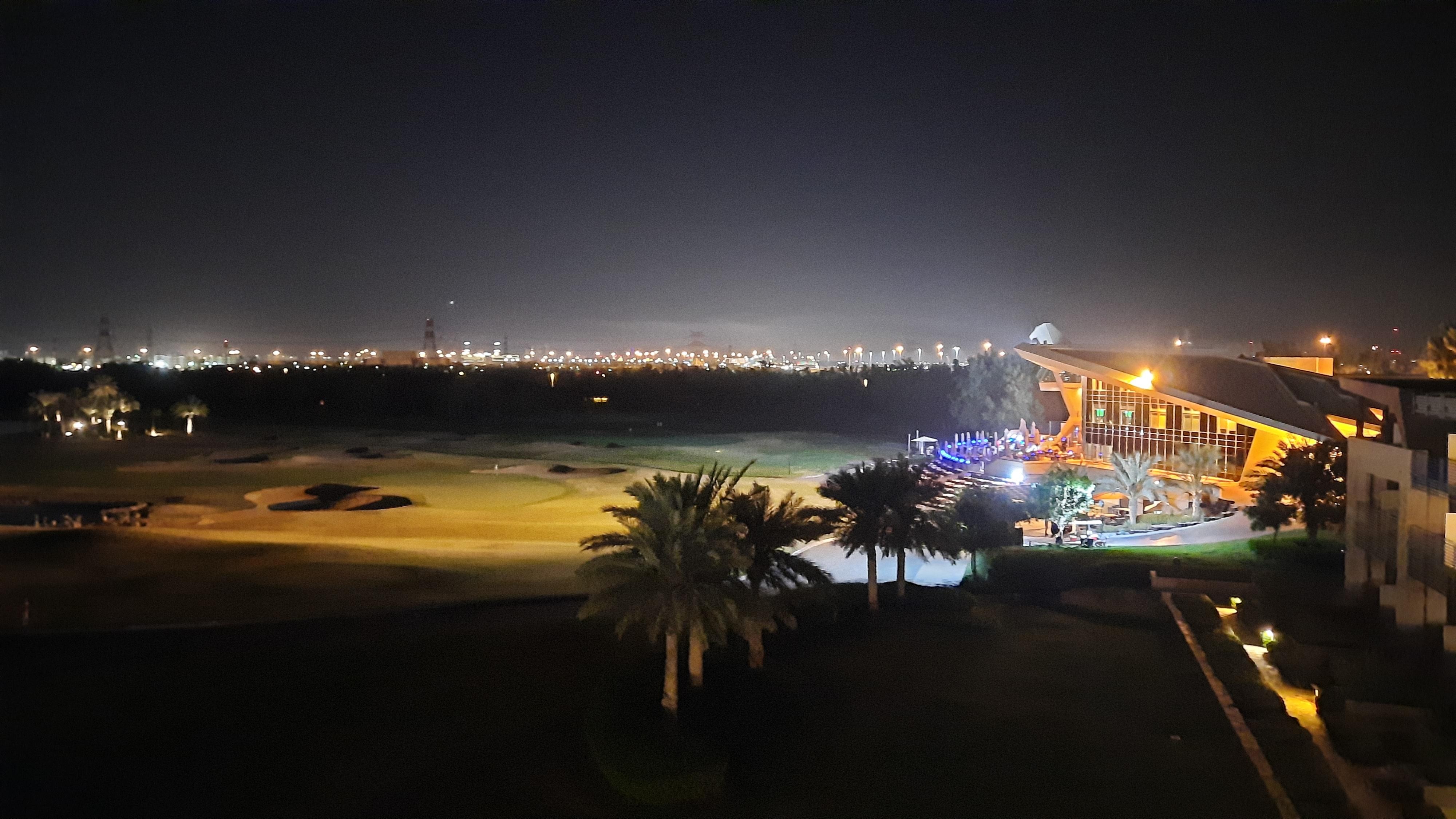 호텔에서 본 아부다비 골프 클럽 야경 모습 너무 아름답습니다.