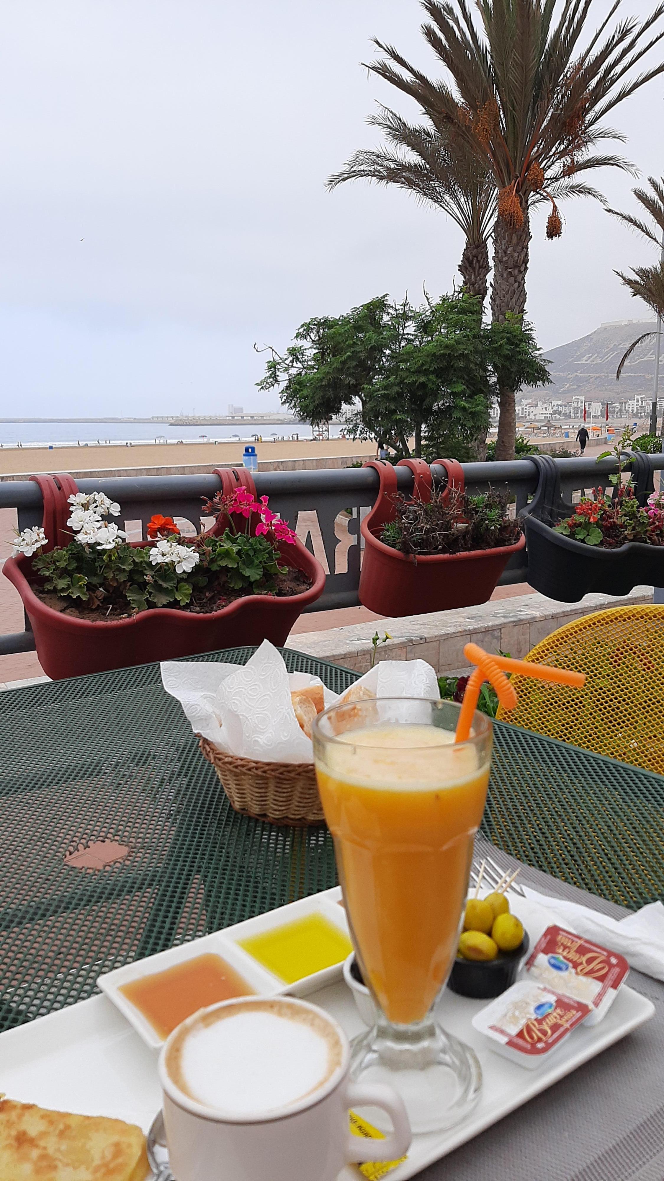 Le petit-déjeuner devant la mer à 10 minutes de l'hôtel 