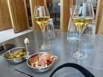 Et glas vin på den ene terrasse