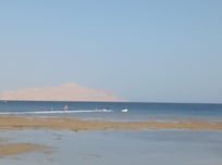 Marea baja y pasarela flotante hacia el arrecife