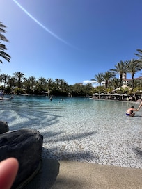 Side view to the infinity pool