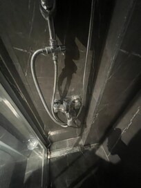 Colonne de douche dégradée par le calcaire