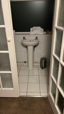 Only suitable for small skinny persons :-)