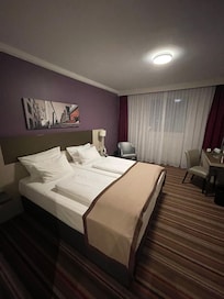 Chambre spacieuse et bien disposée