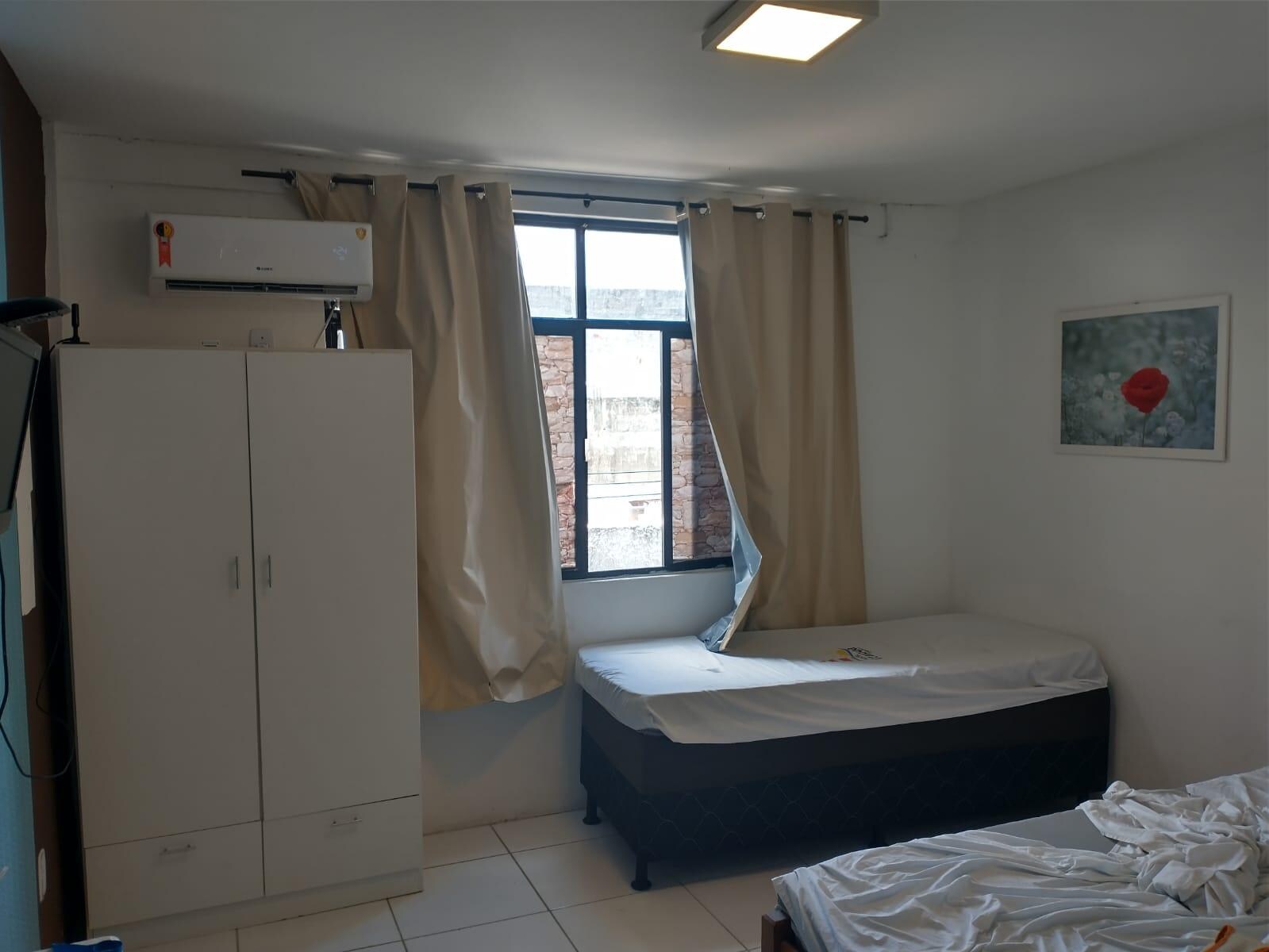 Chão não é de porcelanato, como nas fotos do anúncio.
