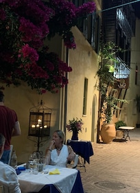 Gatan utanför med två bra restauranger