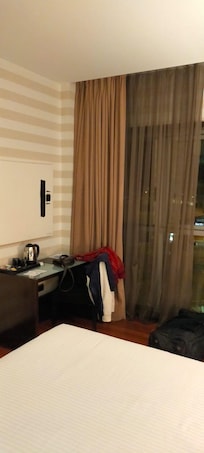 Chambre avec coin bureau