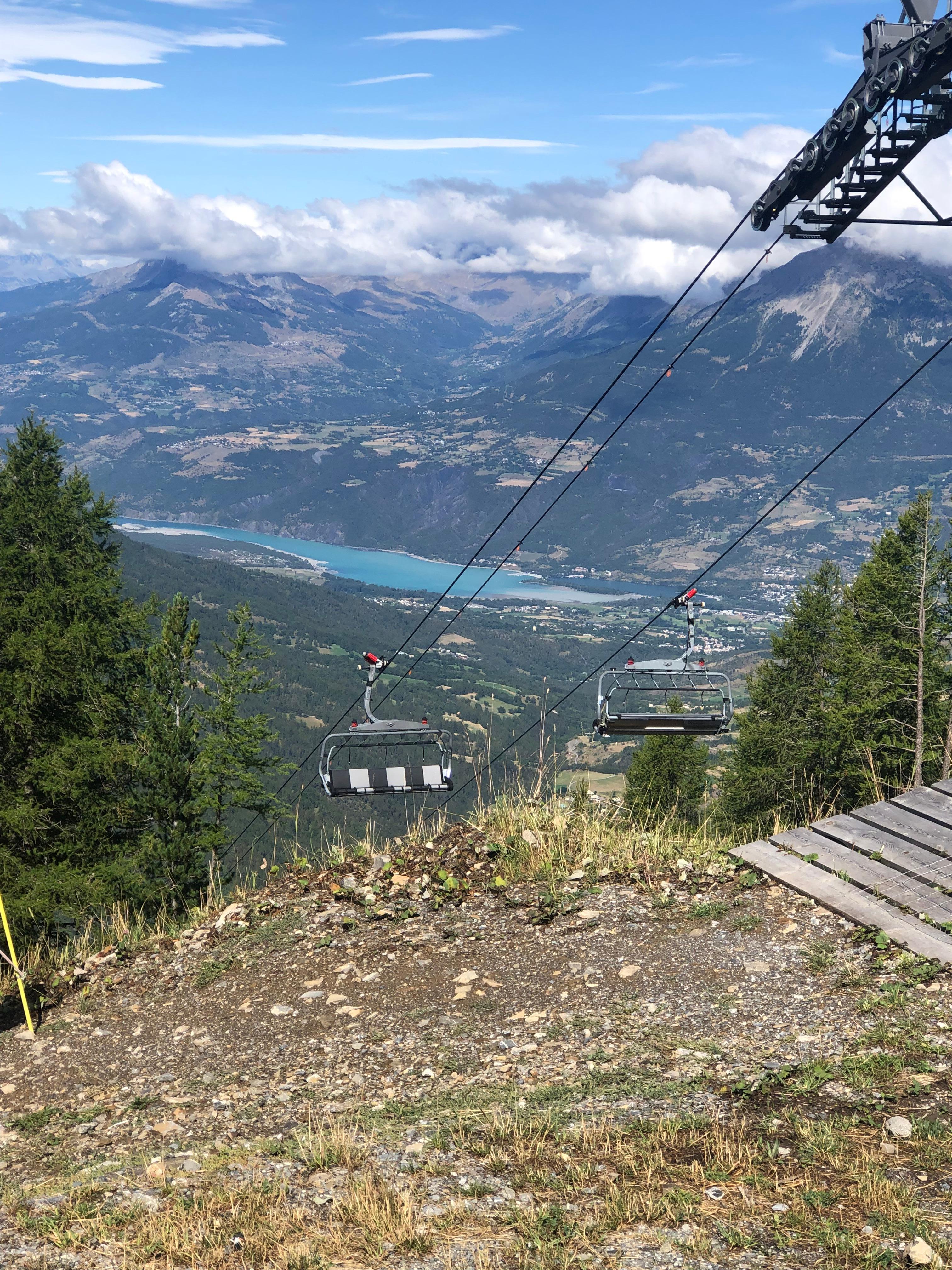 Télésiège des Orres avec vue sur le lac 