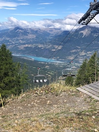 Télésiège des Orres avec vue sur le lac