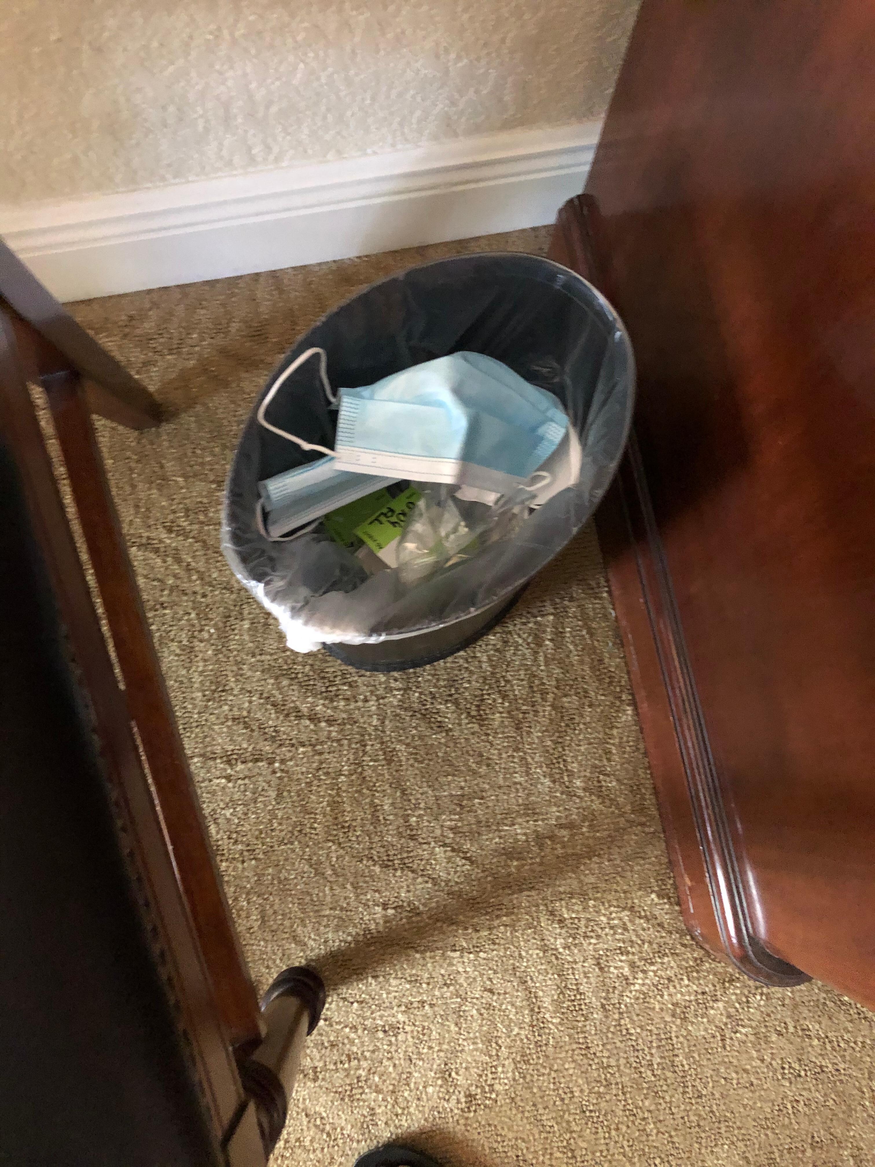 Basura sin botar cuando entre al cuarto