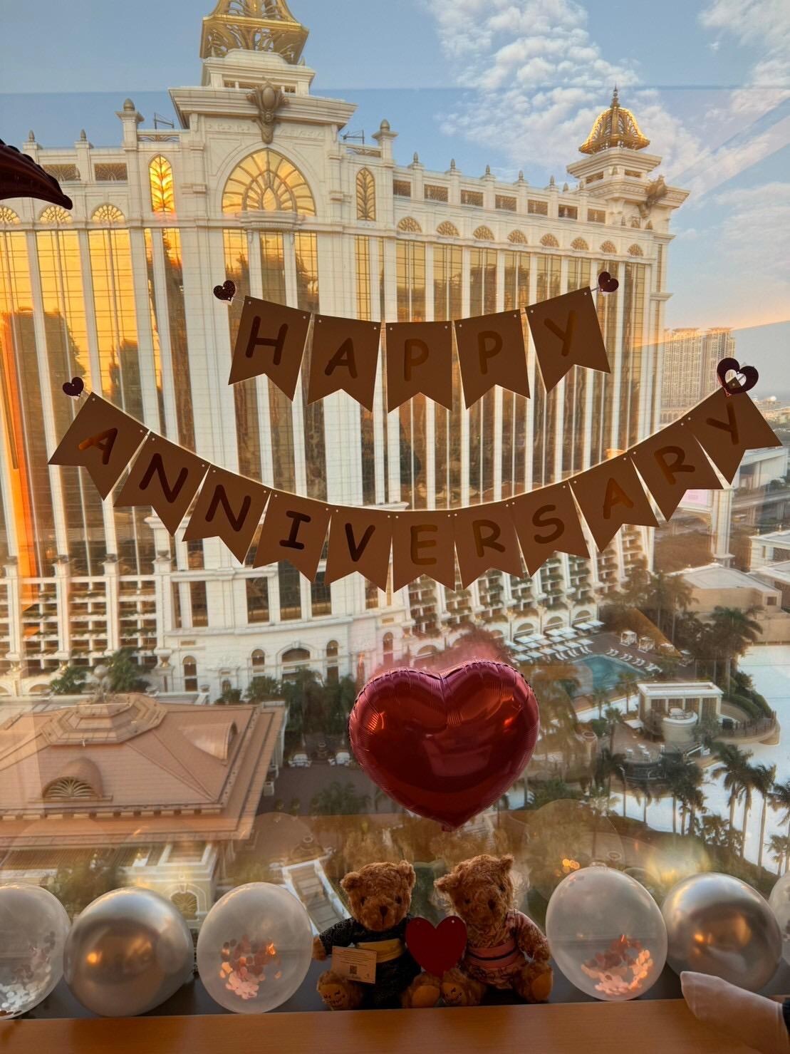 事先說明為慶祝父母結婚紀念，飯店提供的裝飾