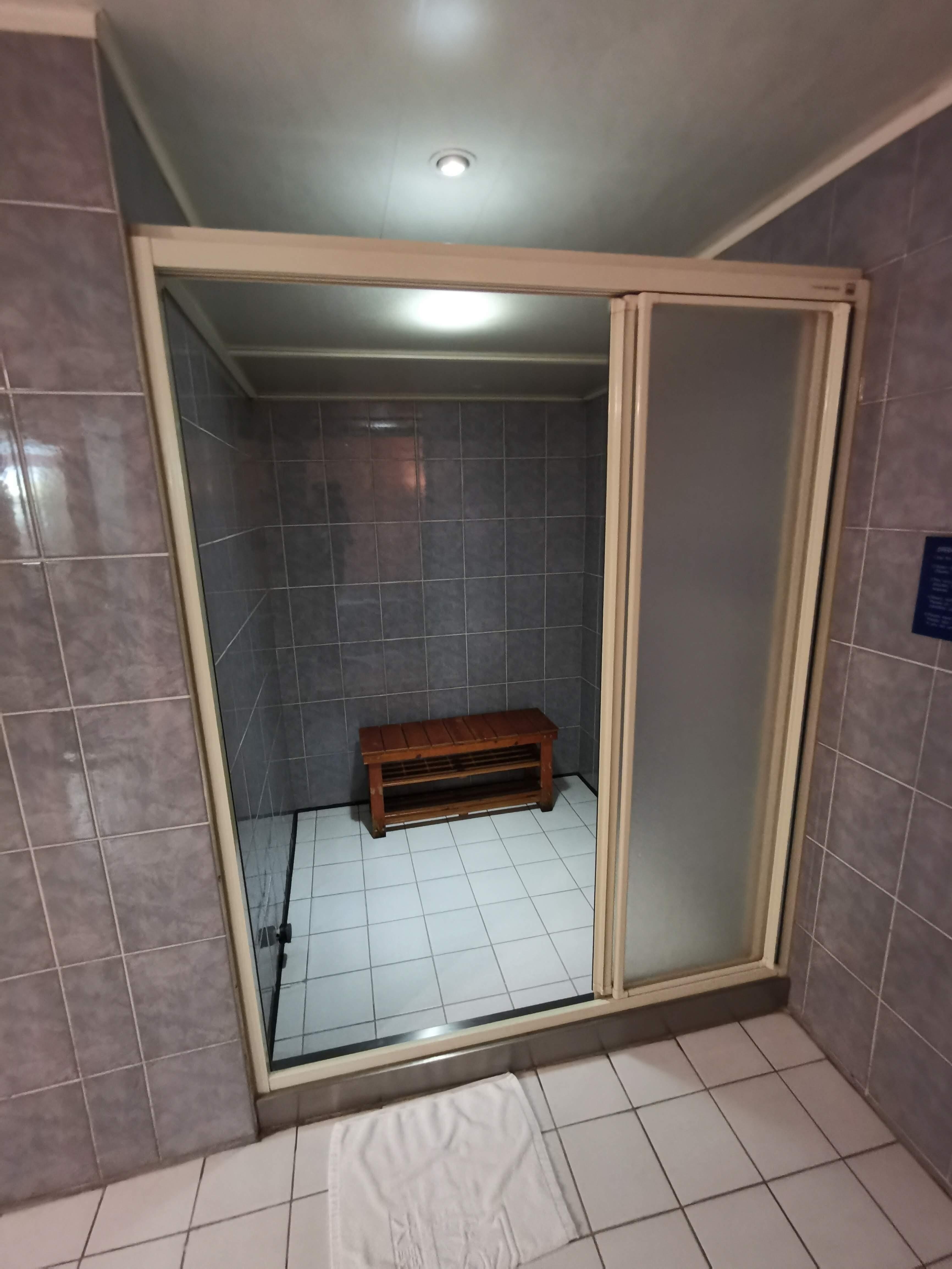 部屋にサウナが付いています。