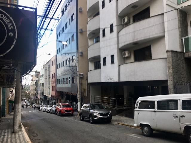 Rua Oliveira Braga 214, O hotel, a calçada estreita e o intenso comercio de lembranças da cidade.