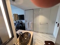 Separat dør til bruserum og toilet