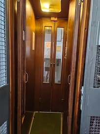 Ascensor chiquito, pero de experiencia, muy lindo.