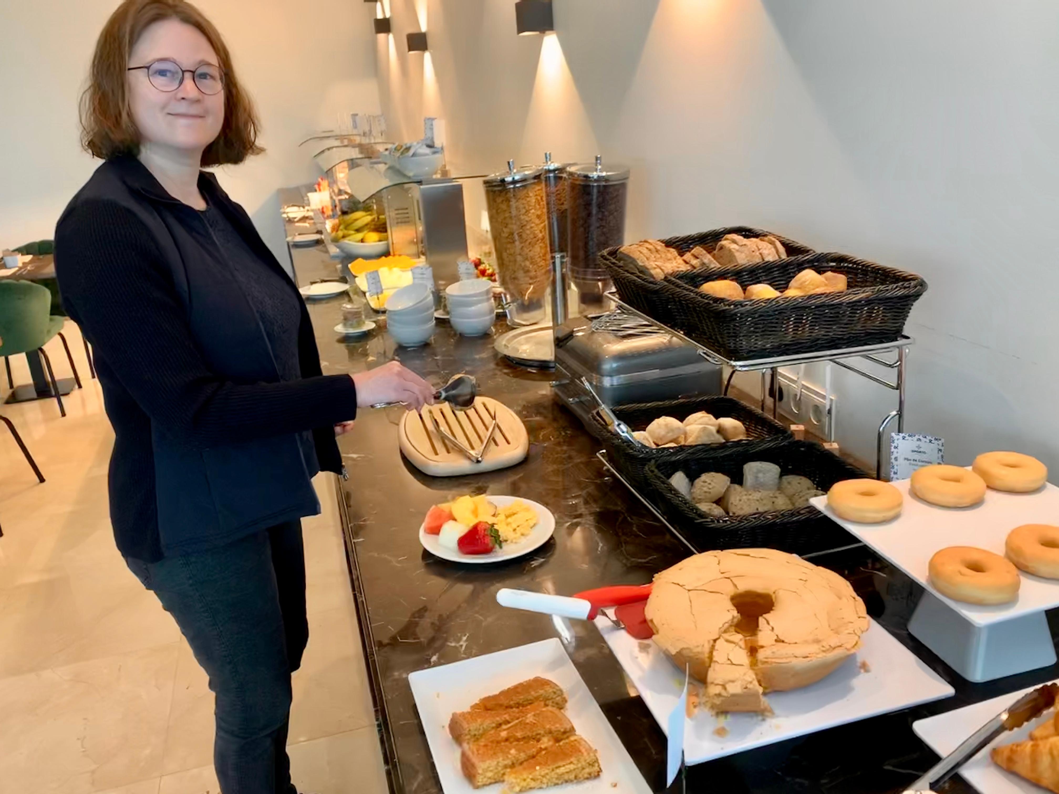 Healthy breakfast fruit but also freshly backed cakes from own bakery 