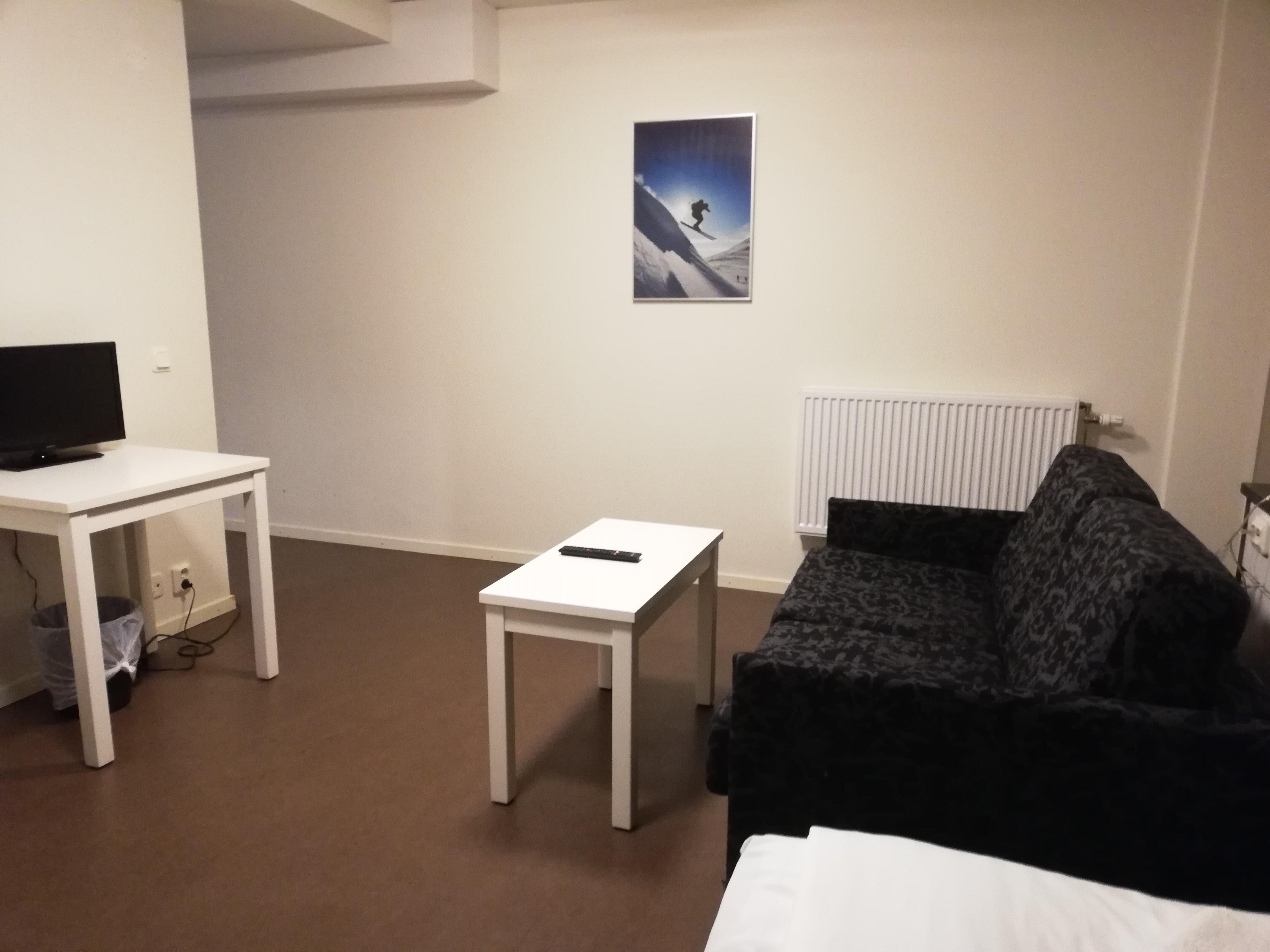 Soffa och tv. Fanns även en finsk kanal. 