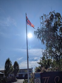 Entrance - Norwegian flag - Norwegian manager😀