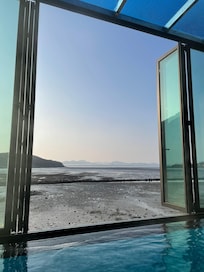 수영장에서 바라본 앞 바다