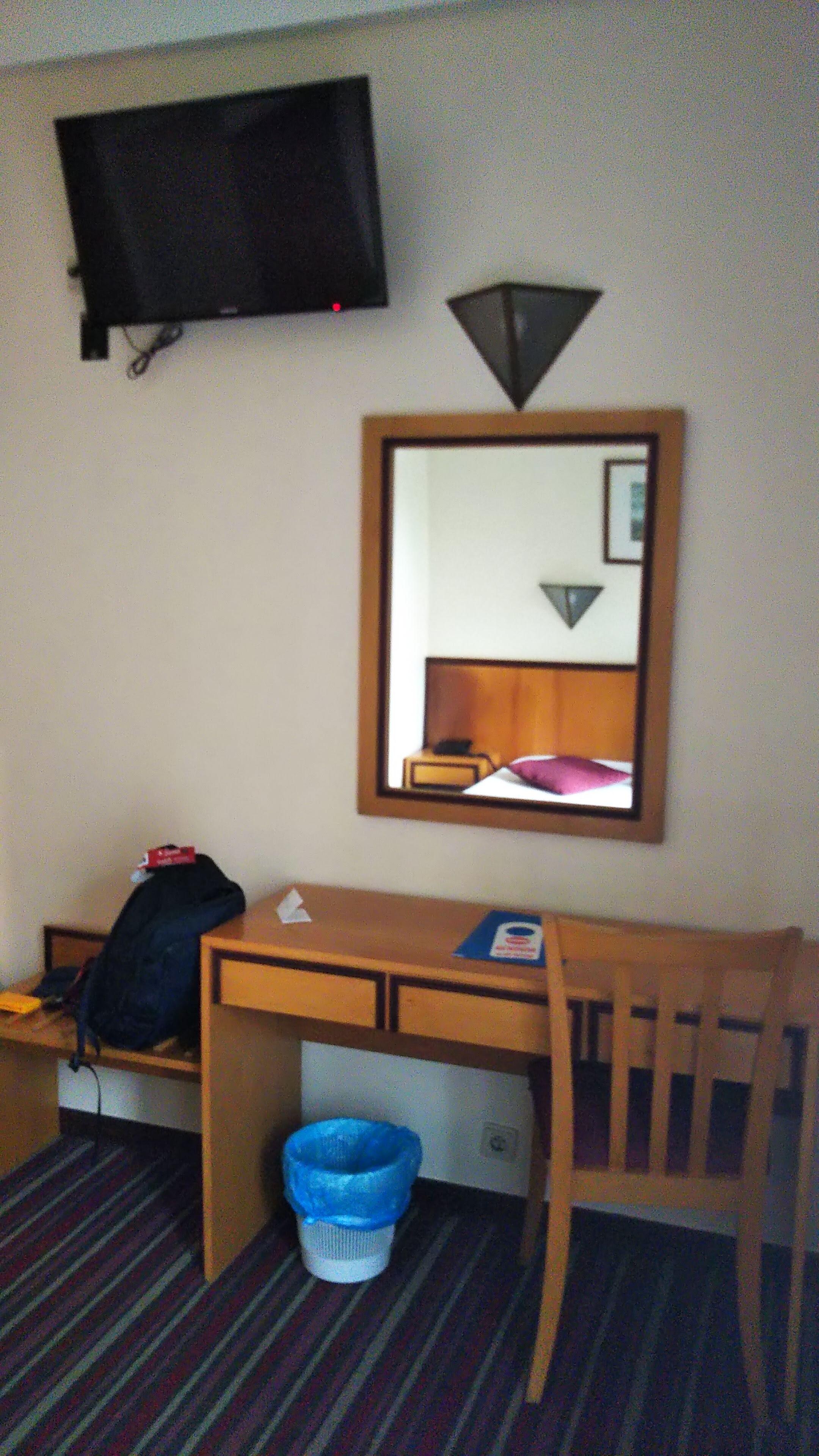 こちらは机です。ちょうどよい広さ。