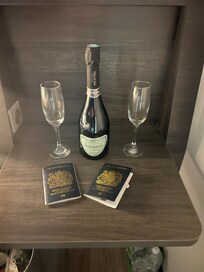 Champagne 🍾 in the hotel room 🥂