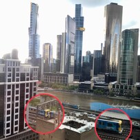 Les trains ne cessent de se croiser à proximité de l'hôtel.