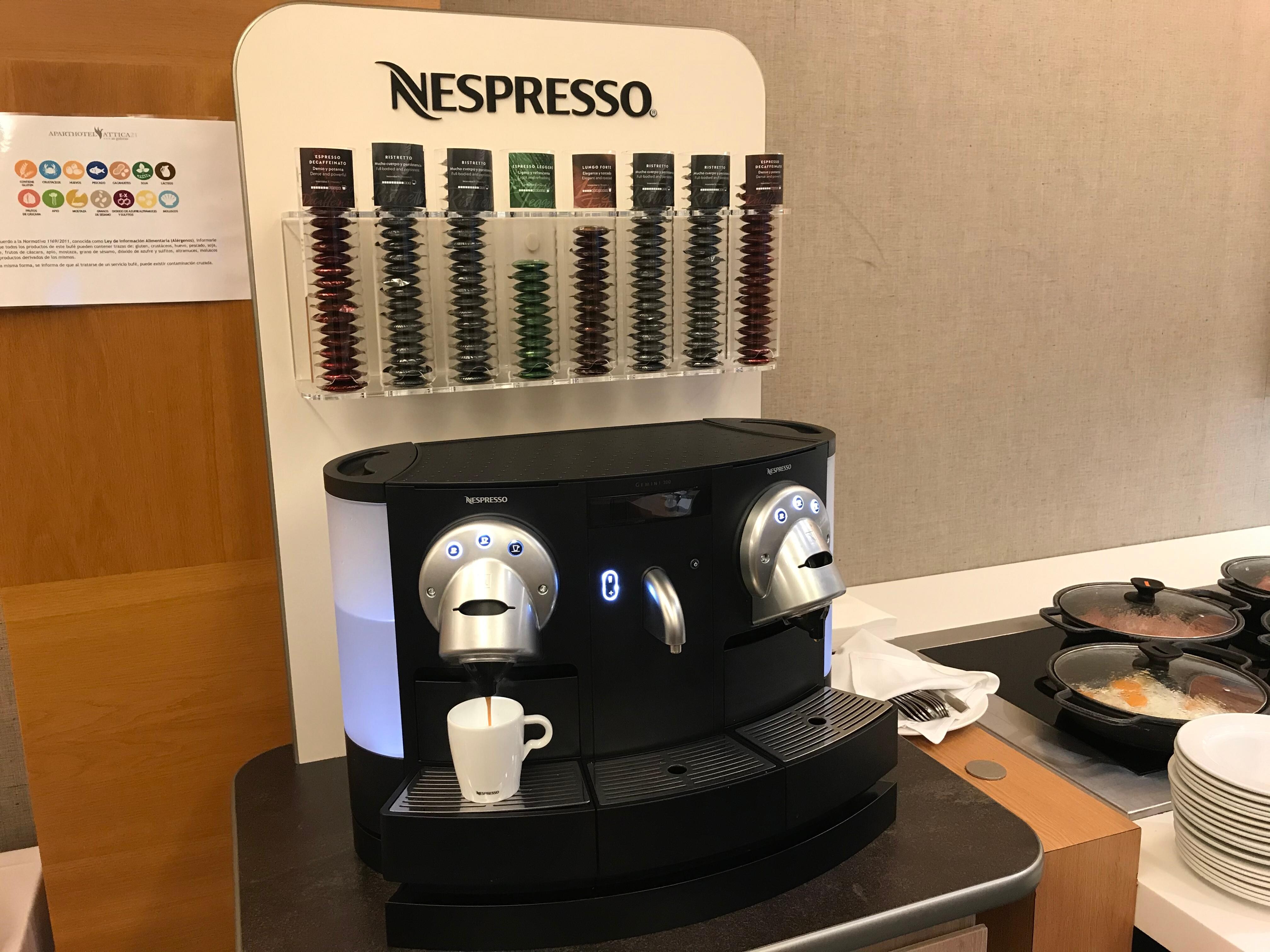 Frühstücksraum Nespresso Maschine