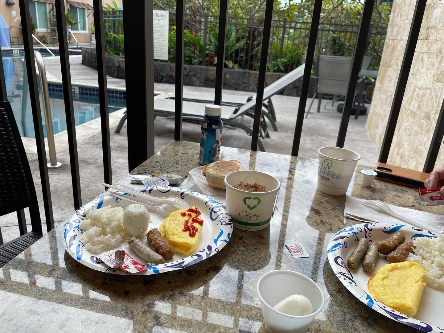 日変わりで、他にもいろいろ❣️果物やシナモンロールもありました。