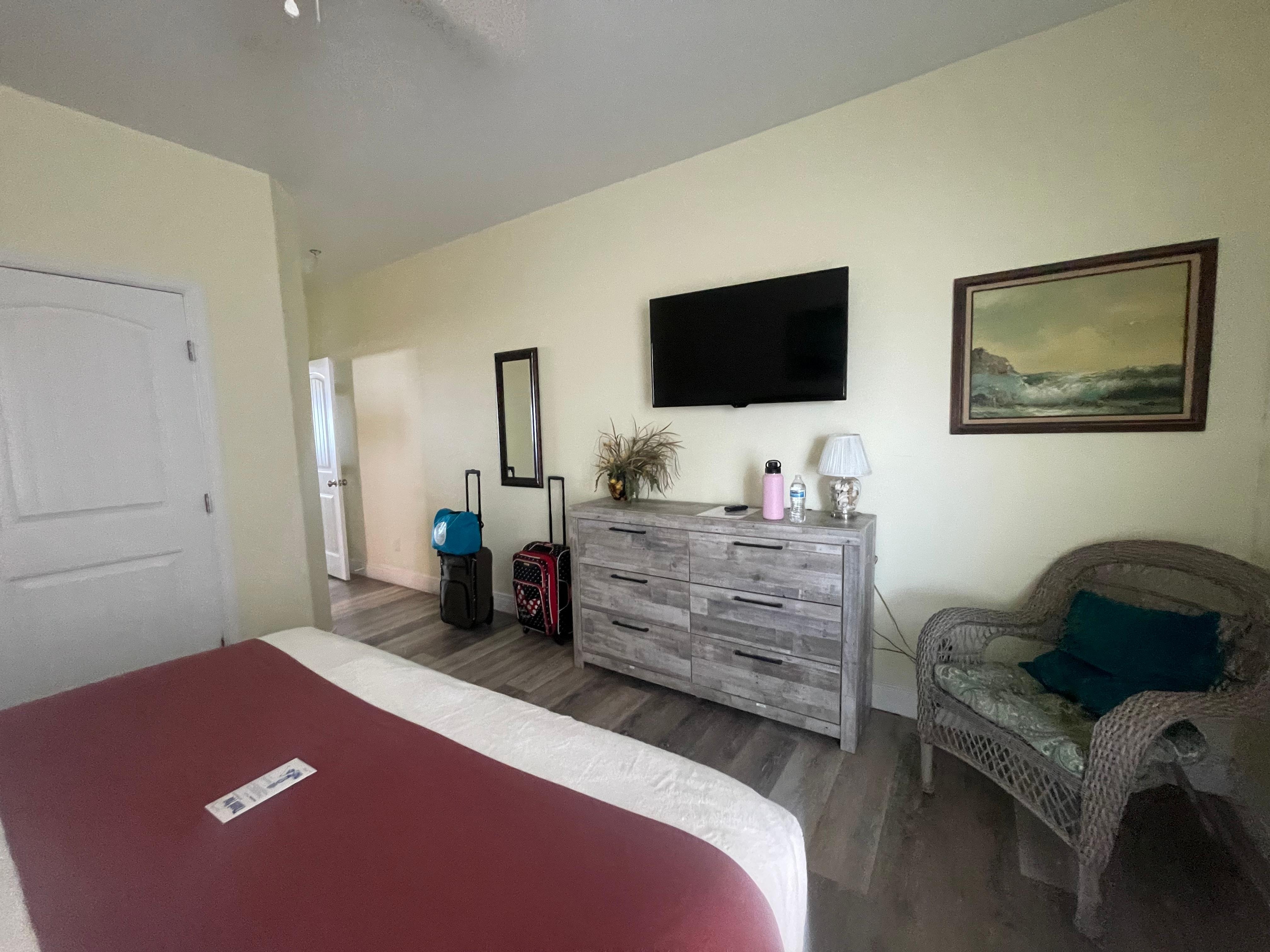 Room with king bed 