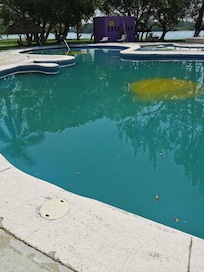 Das Wasser sah schrecklich aus und dies war nicht von einem Tag so.