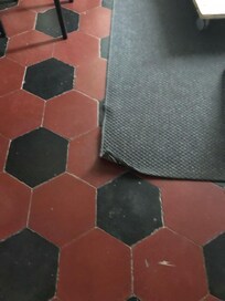 Teppich mit Eselsohren (Stolpergefahr)