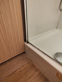 Douche l eau passe a travers la vitre joint à changé
