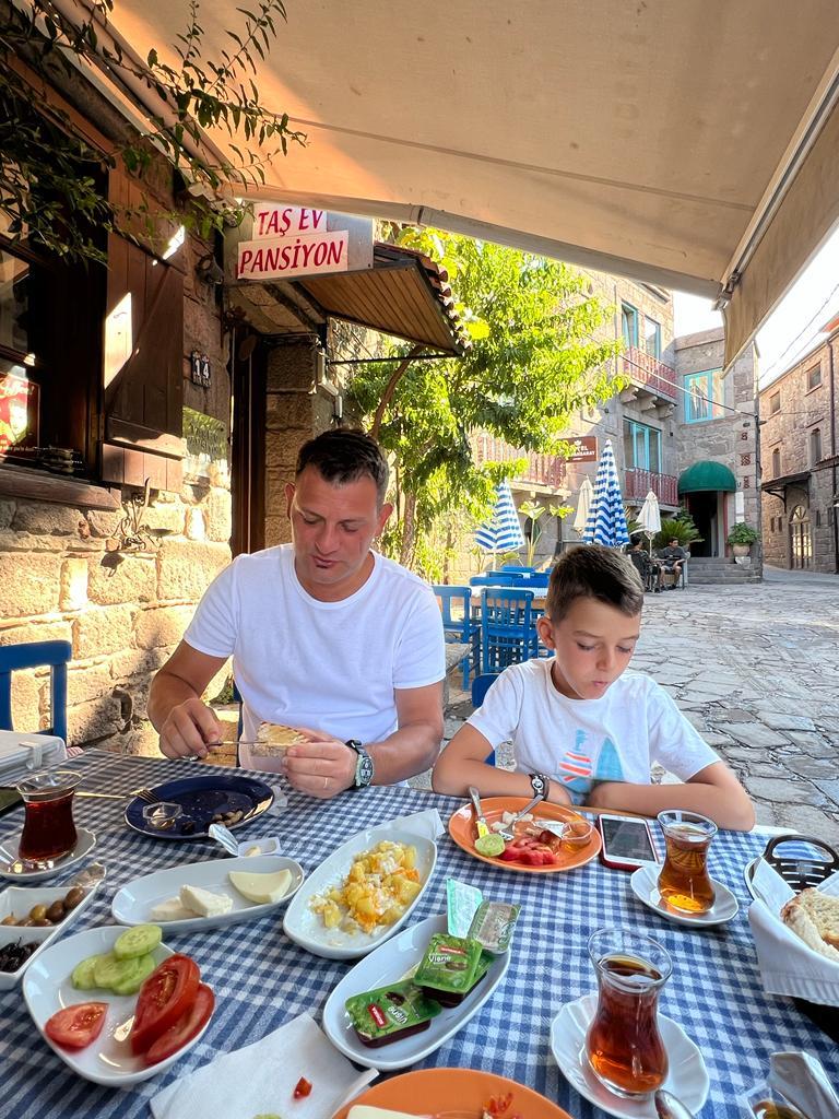 Kahvaltisi harika. Hizmet cok samimi. Hersey icin tesekkurler.