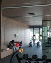 Strangers stay fitness centers but no one say anything to them