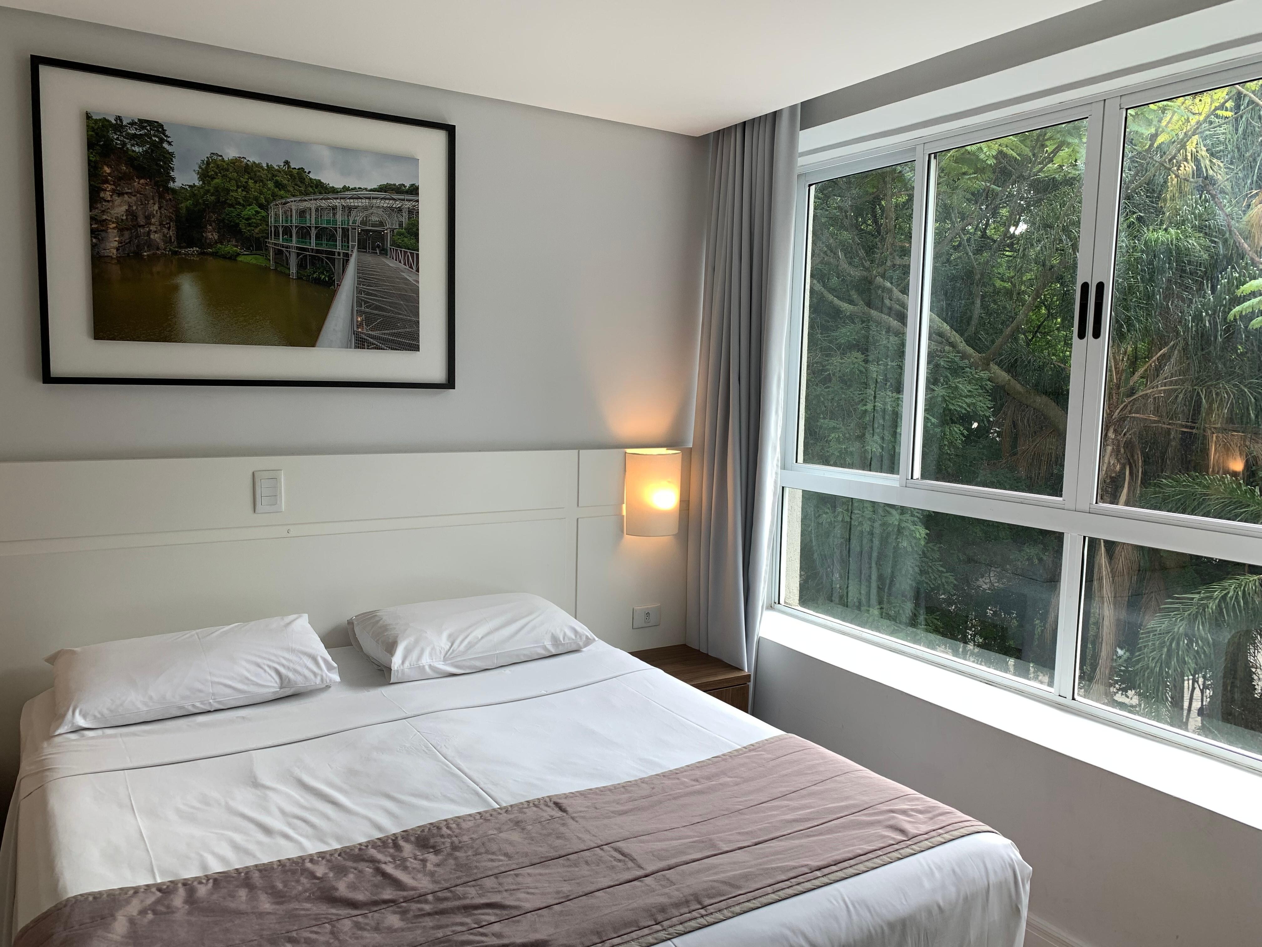 Quarto amplo, iluminado, limpo e uma vista incrível da praça. 