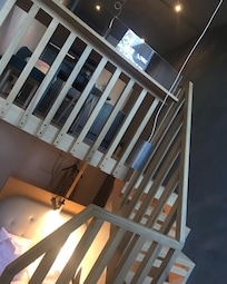 Niveau forskel mellem køkkenområde og soveområde