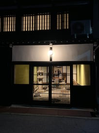 入り口、玄関、
玉砂利が敷いてあり風情を感じます(^^)