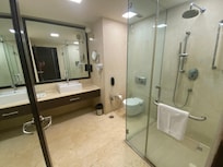 Suite bathroom