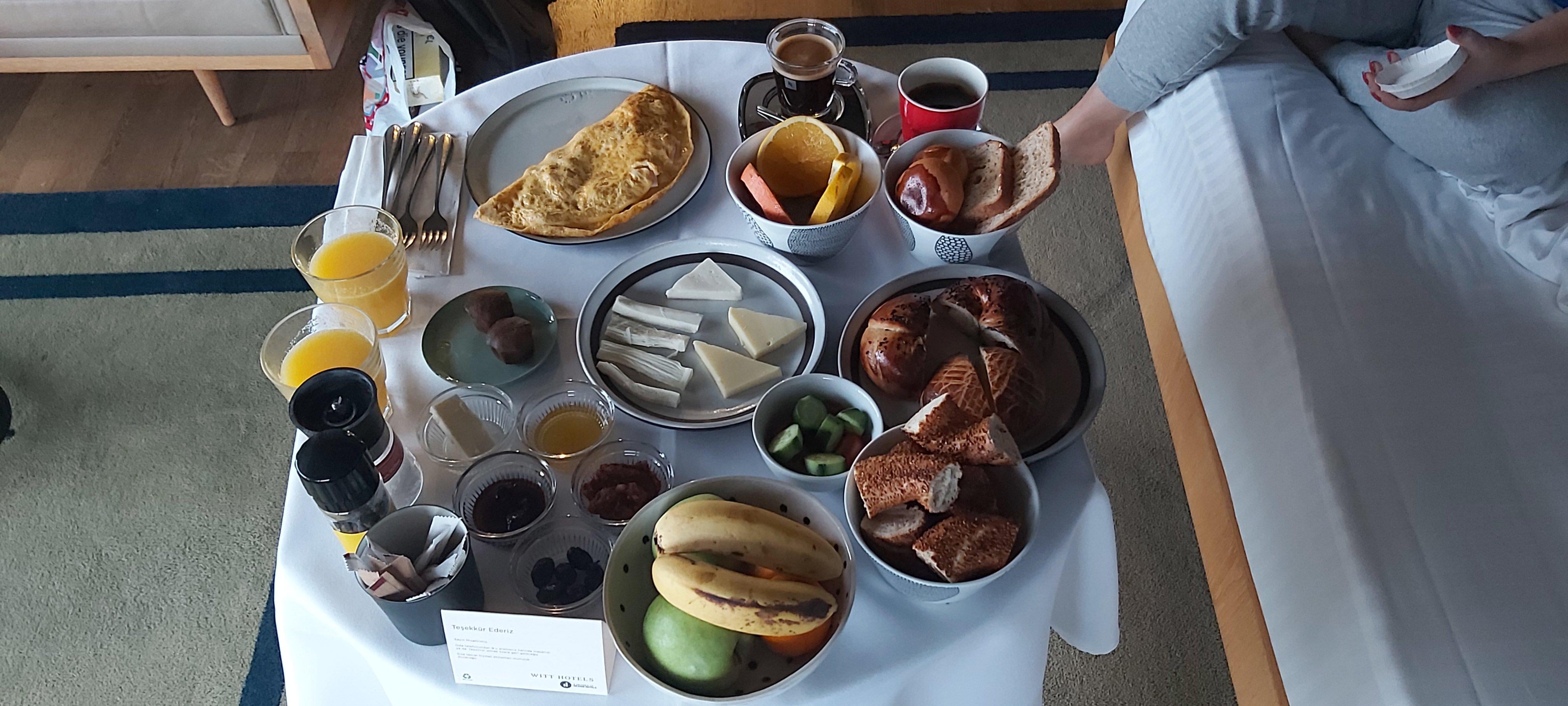 Frokost på rommet pga Covid-19 regler.