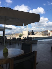 Vue du bar sur la piscine