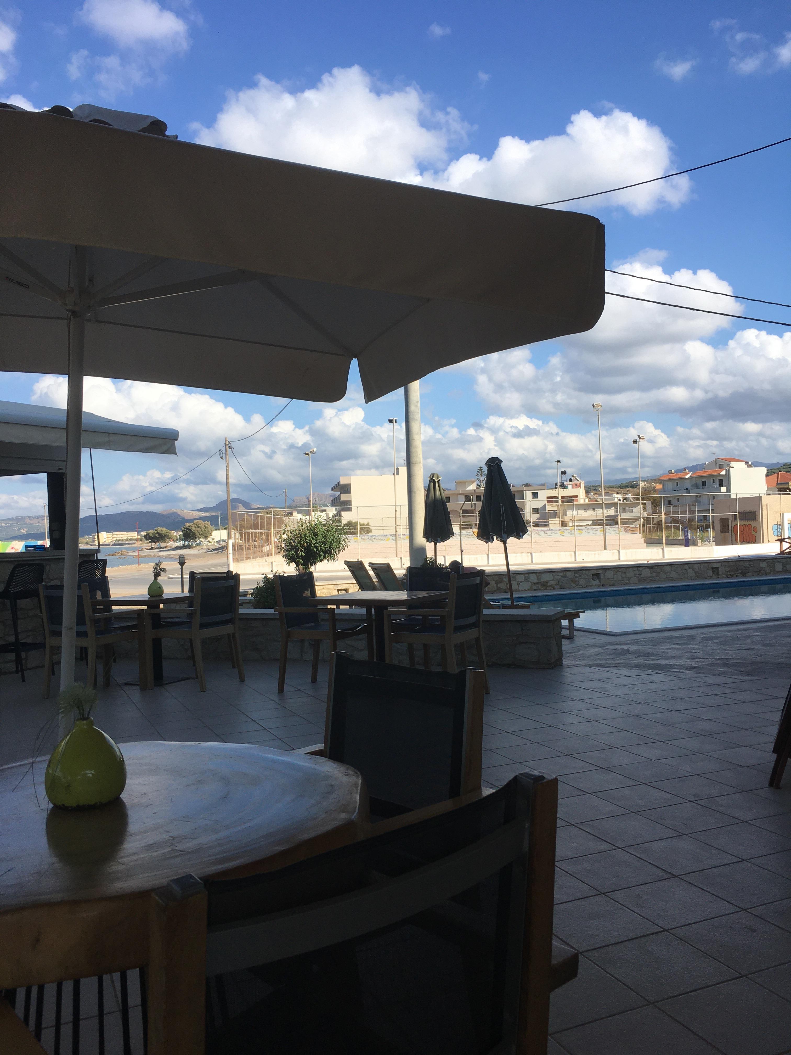 Vue du bar sur la piscine