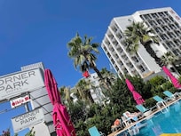 В дневную жару бассейн был спасением